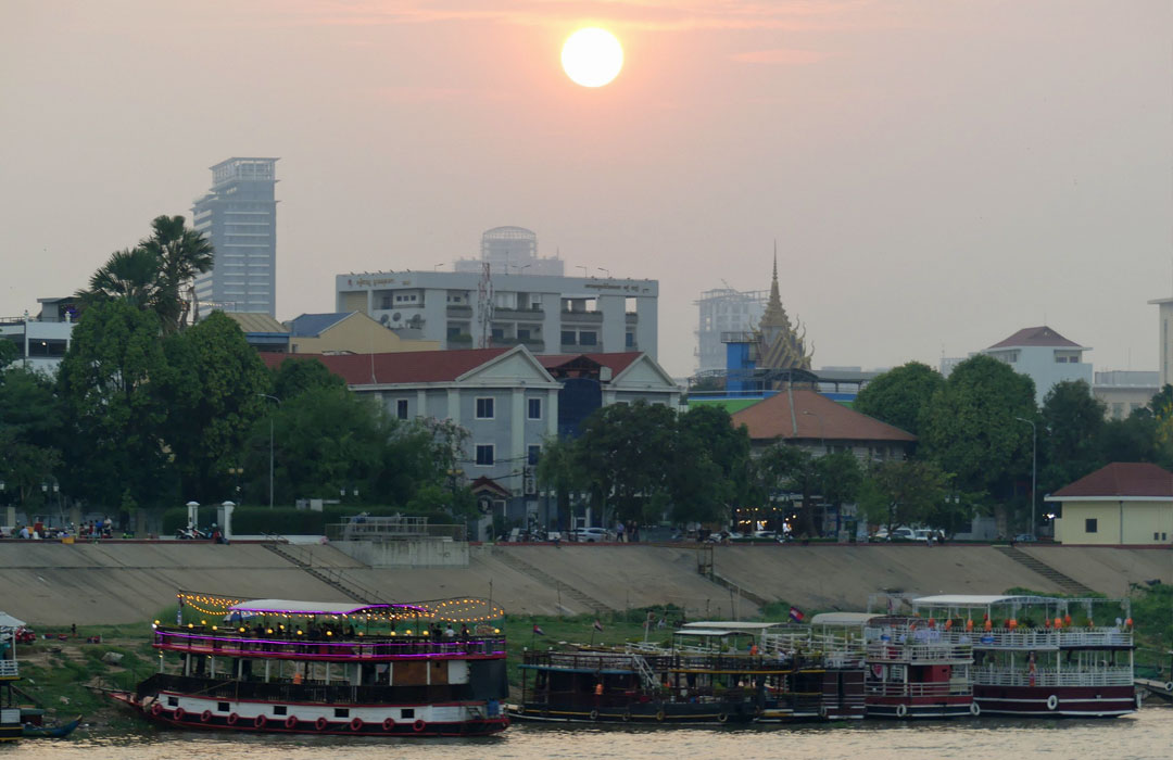 Cambodja Phnom Penh uitzicht vanaf de Aqua Mekong