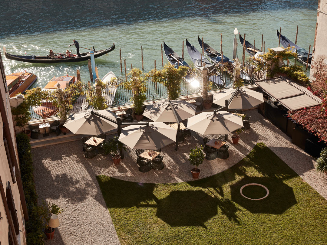 Aman Venice Tuin aan het water