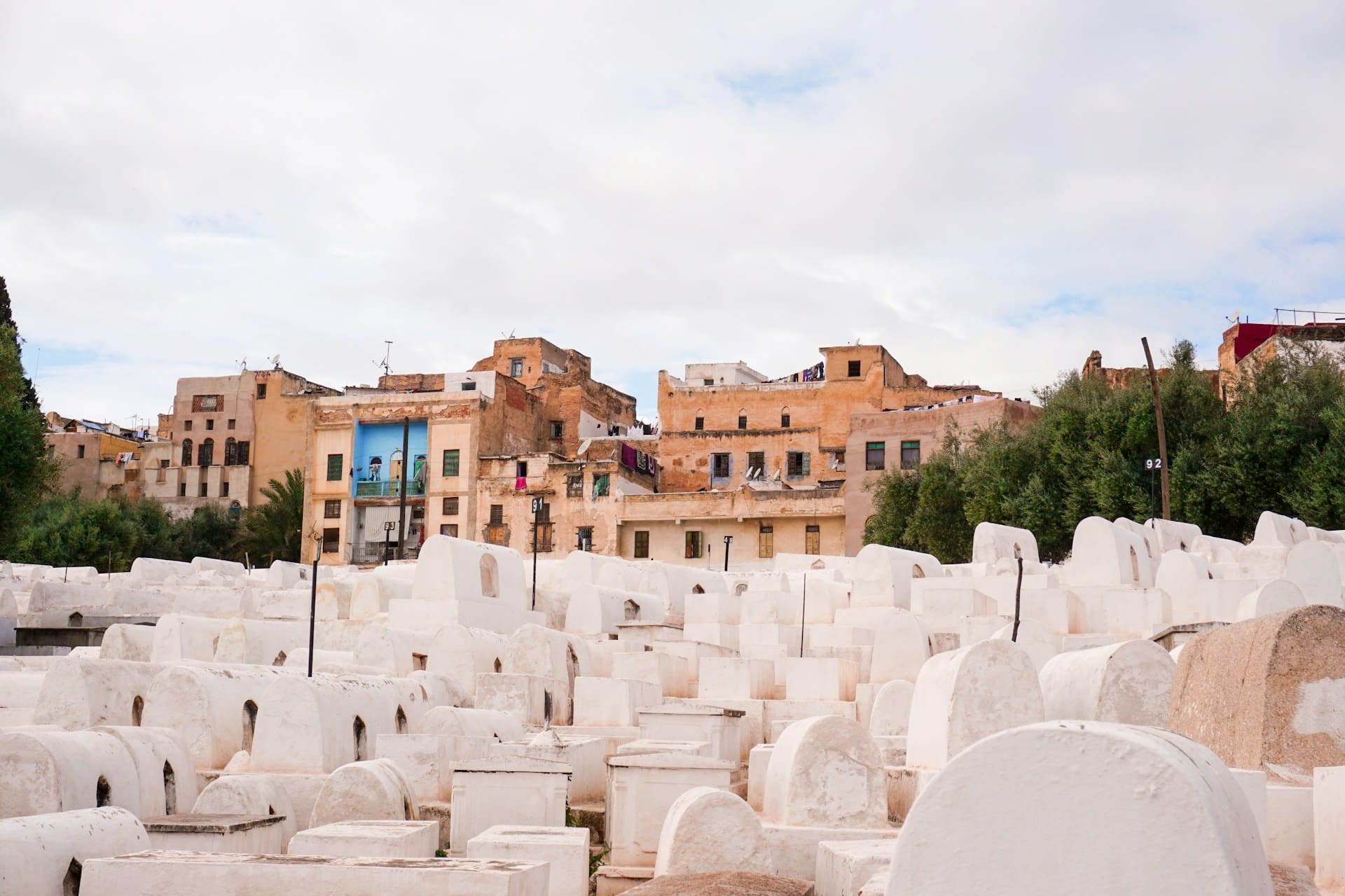 De witte graven op de Joodse begraafplaats in Fès, Marokko