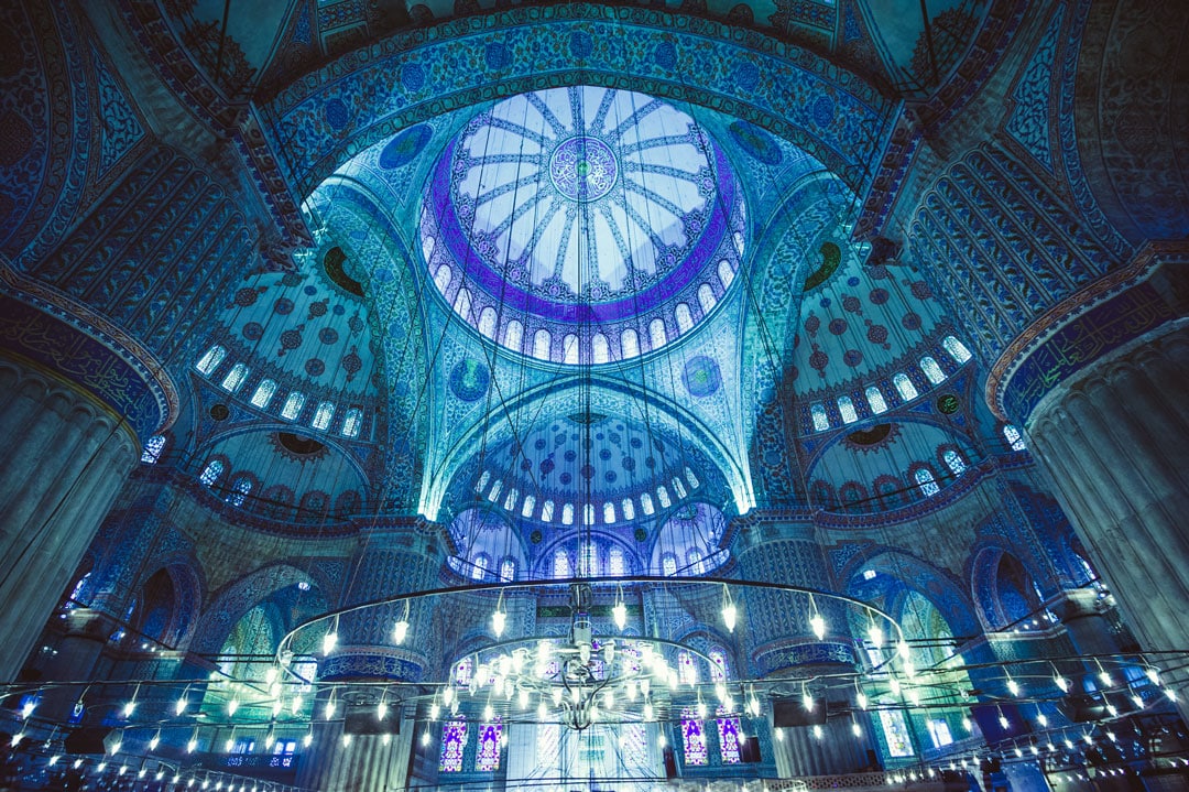 Prachtige blauwe plafond van de blauwe moskee in Istanbul