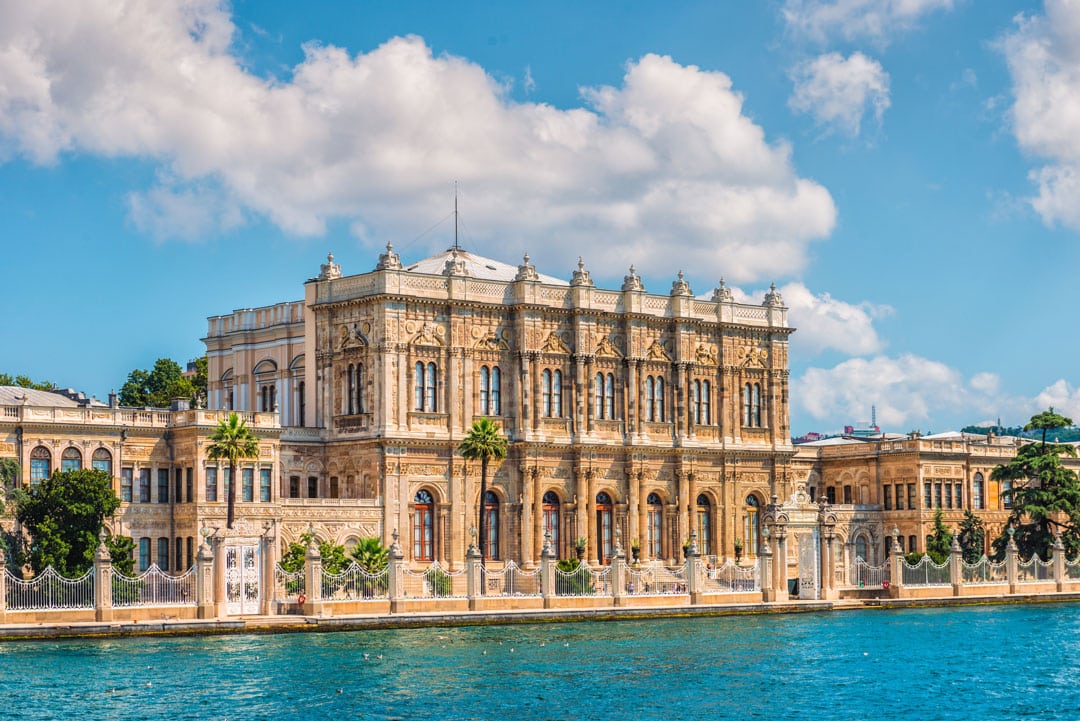 Zicht op Dolmabahce paleis vanaf het water, Istanbul, Turkije