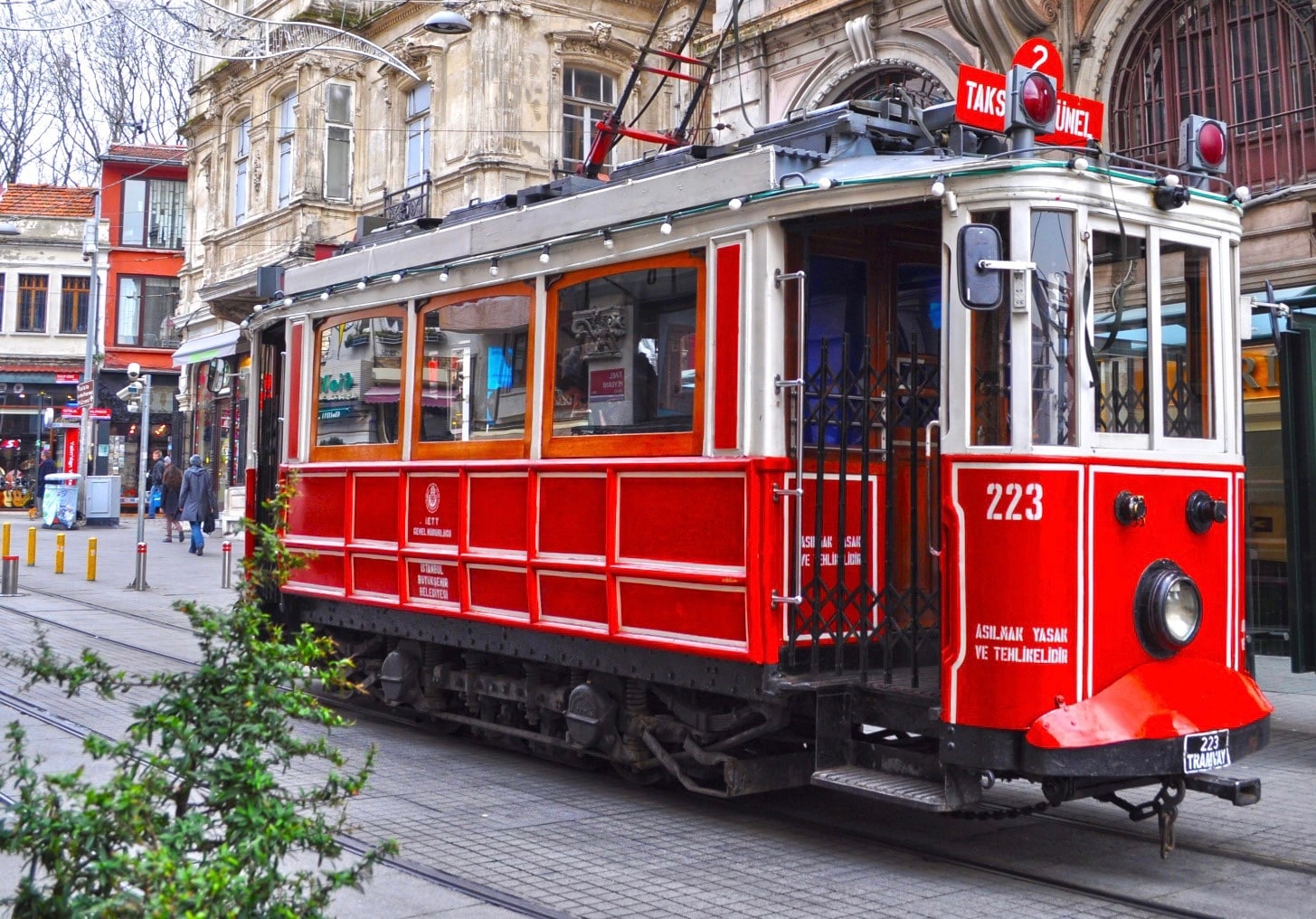 Rode tram in Istiklal straat in Instanbul Turkije
