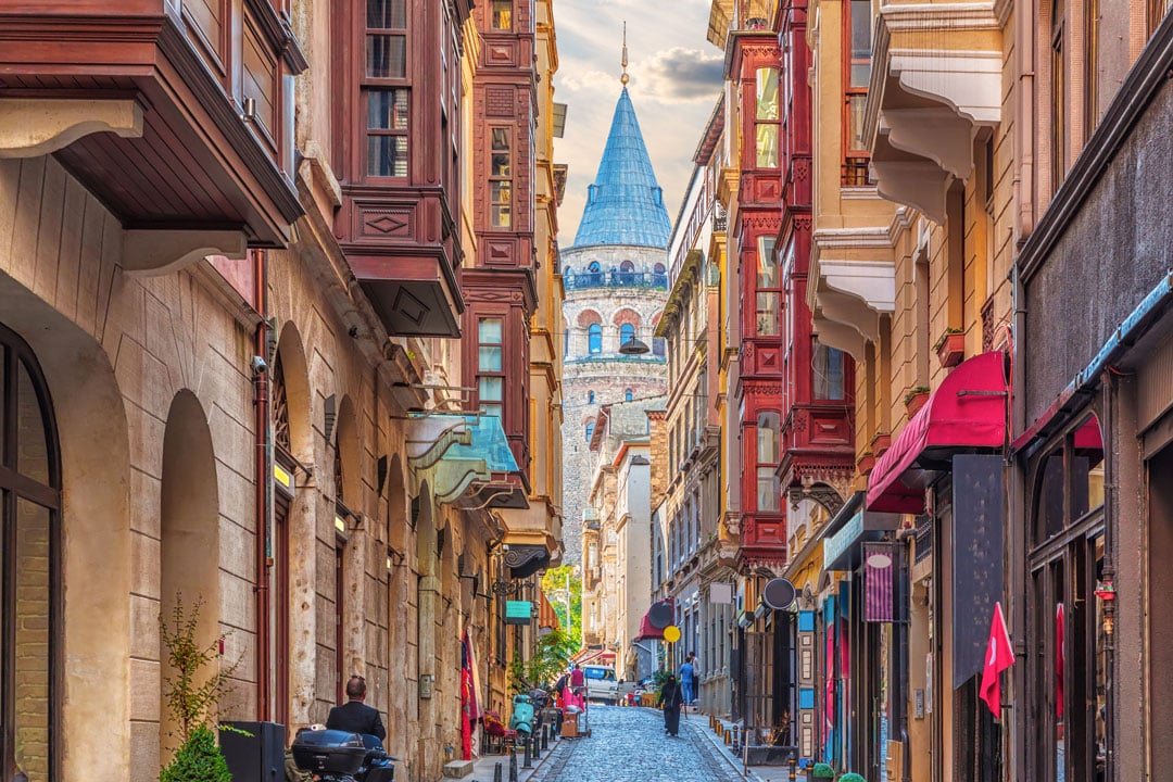 Smal straatje met zicht op Galata Toren in Istanbul