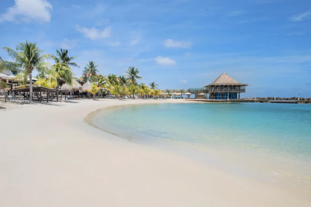 Wit zandstrand op tropisch Curacao