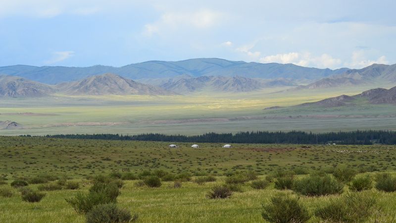 Uitgestrekte steppenlandschappen in Noord-Mongolië met traditionele nomadententen